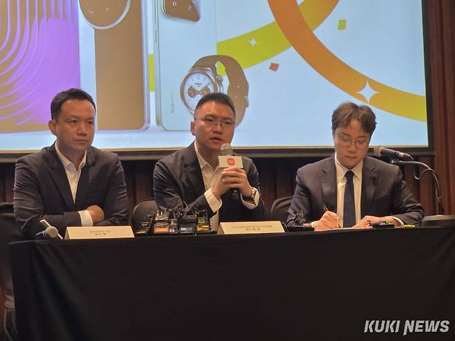 조니 우 샤오미코리아 사장(왼쪽부터)과 앤드류 리 샤오미 국제사업부 동아시아 지역 총괄이 25일 서울 여의도 콘래드호텔에서 열린 ‘국내 첫 샤오미스토어 오픈 기념 기자간담회’에 나와 질문에 답하고 있다. 정우진 기자