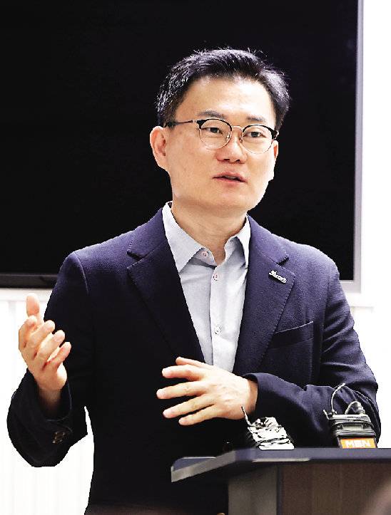 권철근 OK저축은행 배구단장이 24일 한국배구연맹 이사회를 마친 뒤 연고지 이전 관련 브리핑을 하고 있다. 뉴시스