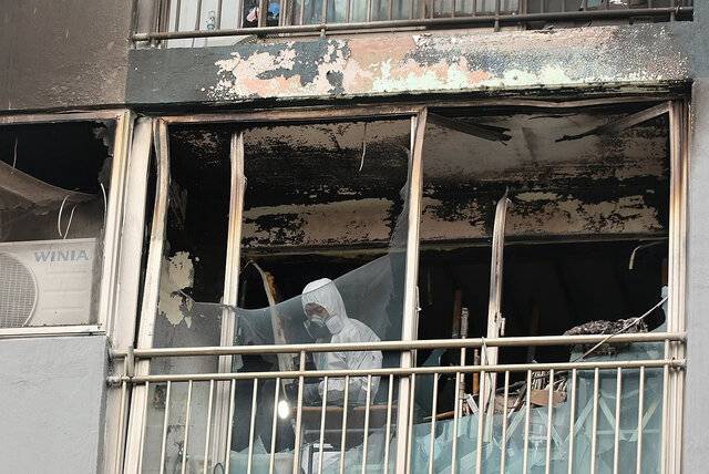 24일 오전 어린이 2명이 숨지고 다친 부산진구의 한 아파트 화재 현장에서 소방당국과 경찰 등 관계 기관이 합동감식을 벌이고 있다. 이날 오전 4시 15분께 한 아파트 4층에서 부모가 일을 나간 사이 불이 나 10살 언니가 숨지고 7살 동생이 중태다.  연합뉴스