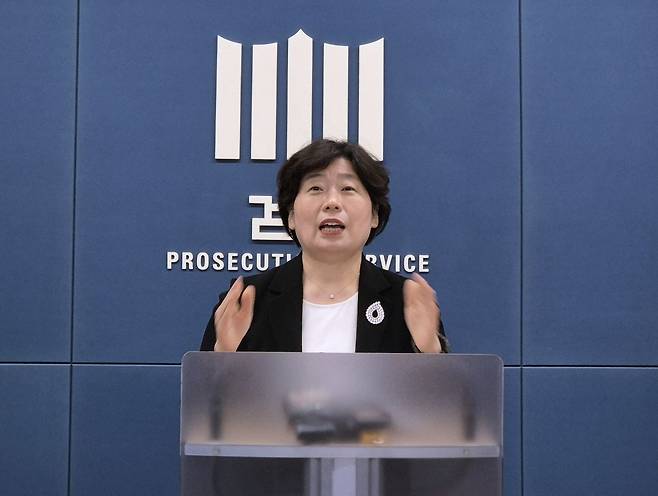 조은석 내란 특검의 박지영 특검보가 지난 24일 서울 서초구 서울고검 기자실에서 윤석열 전 대통령에 대해 특수공무집행방해 혐의 등으로 체포영장을 전격 청구했다는 내용을 브리핑하고 있다. 연합뉴스