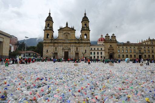 볼리바르 광장을 가득 메운 플라스틱 쓰레기들. 로이터연합뉴스