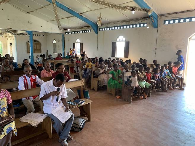 마다가스카르 브리카빌 ‘오차로구미교회’의 주일 예배 풍경. 현지인 리더가 성경을 낭독하는 가운데, 아이부터 노인까지 200여 명의 성도들이 자리를 가득 메우고 있다. 최 선교사 제공