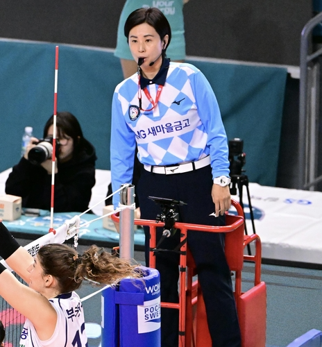 주심으로 활약하던 시절의 전영아 심판위원장. 사진[연합뉴스]