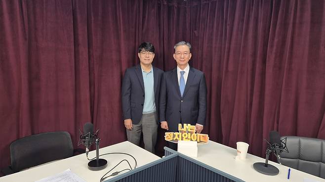 유튜브 '나는 정치인이다' 서정표 앵커(왼쪽)와 정성호 더불어민주당 의원