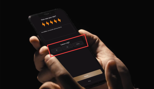 로보택시 이용 후 소비자 휴대폰 로보택시 앱에 뜨는 화면. 주행에 대한 평가와 팁을 남기겠냐는 질문이 뜬다. [사진 = X DogeDesigner]