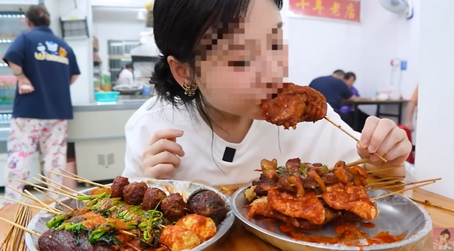 중국 먹방 크리에이터 미쯔군(密子君 ). [사진= 유튜브 채널 ‘푸드파이터 미쯔군’]