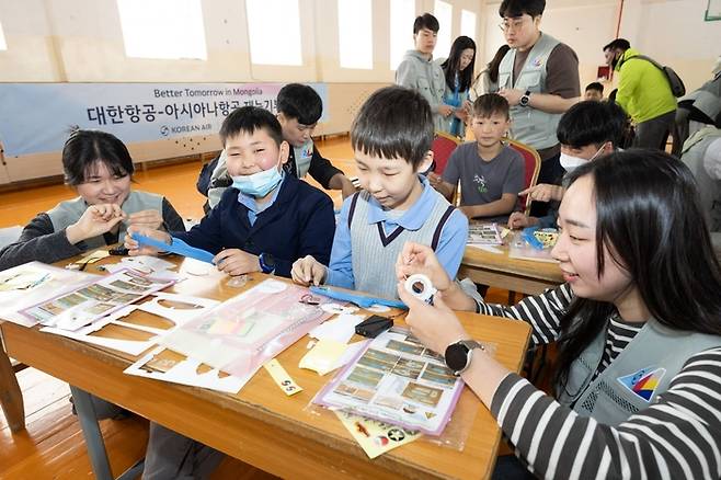 올해 5월 대한항공과 아시아나항공 임직원들이 몽골 현지 학교를 찾아 재능기부 봉사활동 하는 모습. (대한항공 제공)