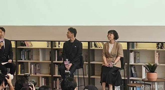 24일  서울 중구 '커뮤니티하우스 마실'에서 열린 토니상 6관왕 기념 기자간담회에 참석한 박천휴 작가(왼쪽)와 한경숙 프로듀서(오른쪽). /사진 = 오진영 기자