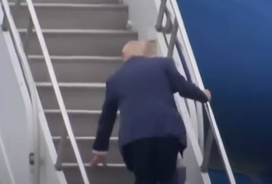 지난 8일(현지시간) 도널드 트럼프 미국 대통령이 전용기 계단을 오르다 발을 헛디뎠다. /사진=SNS