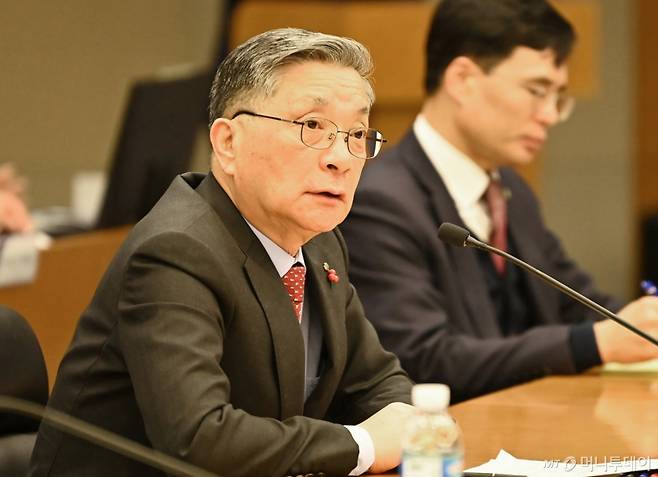 [용인=뉴시스] 김종택 기자 = 이한준 LH사장이 26일 경기도 용인시 기흥구 삼성전자 기흥캠퍼스에서 열린 용인 반도체 클러스터 국가산업단지 지정 성공적 추진을 위한 실시협약 체결식에서 인사말을 하고 있다. 2024.12.26. jtk@newsis.com /사진=김종택