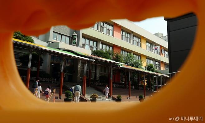 = 학기 초 건물 안전 등급 문제로 개학이 연기됐던 서울 서대문구 북성초의 해당 건물이 최근 E등급 판정을 받은 것으로 확인됐다.   E등급은 건물 안전 등급 가운데 가장 낮은 등급으로, 서울 초중고교 가운데 E등급은 이번 사례가 처음이다. E등급은 건물 안전 등급상 가장 낮은 단계로, 시설물 안전에 위험이 있어 건물을 즉각 사용 금지하고 보강 또는 개축해야 한다. 사진은 17일 북성초교 모습/사진=뉴스1 /사진=(서울=뉴스1) 김명섭 기자