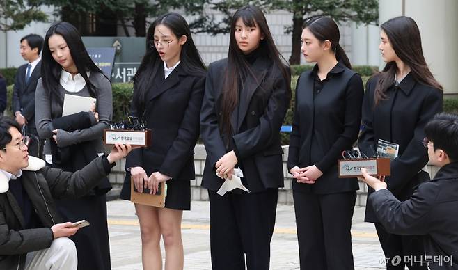 [서울=뉴시스] 추상철 기자 = 그룹 뉴진스(NJZ 하니, 민지, 혜인, 해린, 다니엘)가 7일 오후 서울 서초구 서울중앙지방법원에서 열린 '어도어, 뉴진스 상대 기획사 지위보전 및 광고계약 체결 등 금지 가처분' 심문기일을 마친 후 취재진의 질문에 답변하고 있다. 2025.03.07. scchoo@newsis.com /사진=추상철