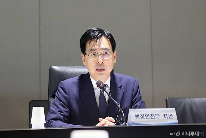 [서울=뉴시스] 김민재 행정안전부 차관이 23일 오전 세종시 정부세종청사에서 '민생회복 소비쿠폰 범정부 TF' 1차 회의를 주재하고 있다. (사진=행정안전부 제공) 2025.06.23. *재판매 및 DB 금지 /사진=류현주