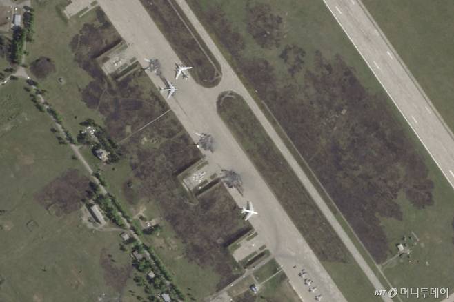 플래닛 랩스 PBC가 제공한 위성 사진에 4일(현지 시간) 우크라이나의 드론 공습(거미줄 작전)을 받은 러시아 이르쿠츠크주 벨라야 공군기지에 전략폭격기로 보이는 기체들의 잔해가 남아 있다. /사진=뉴시스