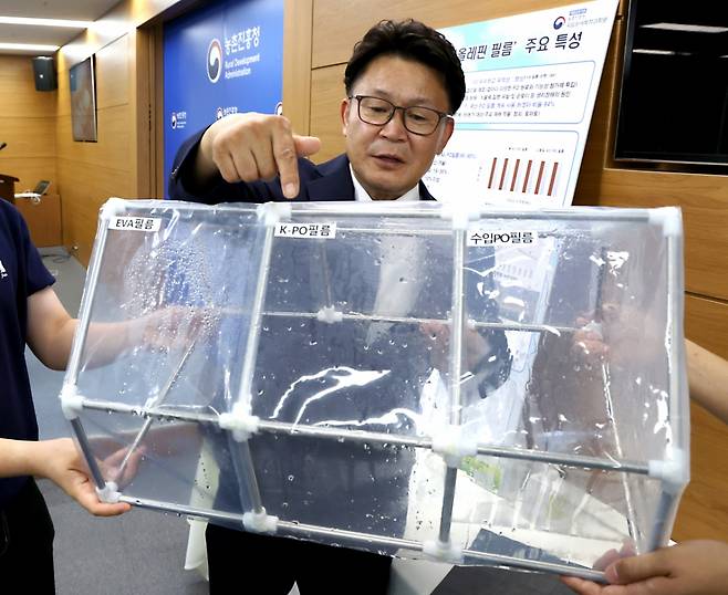 김명수 농촌진흥청 국립원예특작과학원장이 25일 세종시 정부세종청사 농림축산식품부에서 농업용 온실의 고기능성 피복재에 대한 국산화와 현장 적용 효과 등을 설명하고 있다. 2025.6.25/뉴스1