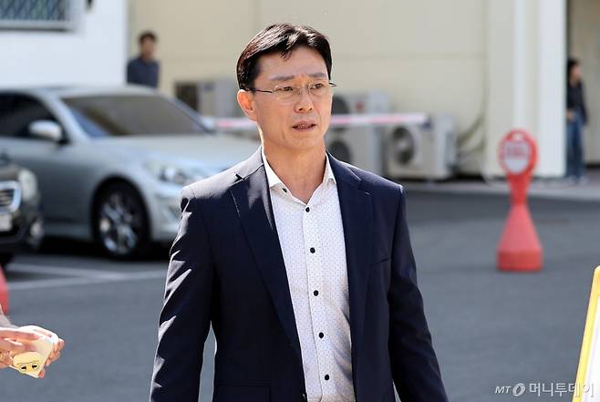 [대구=뉴시스] 이무열 기자 = 임성근 전 해병대 1사단장이 4일 대구 수성구 대구지검에 업무상과실치사 등의 혐의 피의자 신분으로 소환조사를 받기 위해 출석하고 있다. 2025.06.04. lmy@newsis.com /사진=이무열