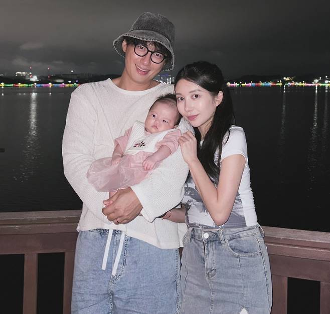 이지훈의 일본인 아내 아야네가 딸 돌잔치 드레스가 너무 화려하다는 지적에 생각을 밝혔다. /사진=인스타그램 갈무리