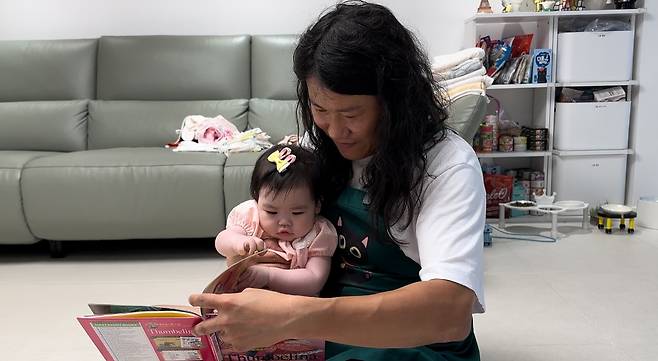 개그맨 임우일이 박수홍 딸 재이를 품에 안고 동화책을 읽어주고 있다. /사진=인스타그램 갈무리