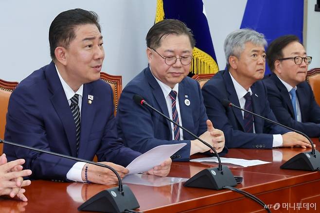 (서울=뉴스1) 안은나 기자 = 김병기 더불어민주당 대표 직무대행 겸 원내대표가 25일 오후 서울 여의도 국회에서 경제6단체 상근부회장단을 면담, 모두 발언을 하고 있다. 2025.6.25/뉴스1  Copyright (C) 뉴스1. All rights reserved. 무단 전재 및 재배포,  AI학습 이용 금지. /사진=(서울=뉴스1) 안은나 기자