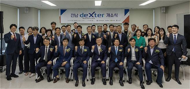 명창환 전남도 행정부지사(왼쪽 네번쩨)와 김경호 남도장터 대표이사( 왼쪽 다섯번째) 등 관계자들이 참석한 가운데 24일 나주 혁신도시에서 디지털무역종합지원센터 '전남 덱스터(deXter)' 개소식 후 기념사진을 찍고 있다./전남도