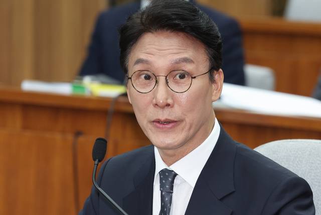 김민석 국무총리 후보자가 24일 서울 여의도 국회에서 열린 인사청문회에서 자료제출 요구에 답하고 있다. 연합뉴스