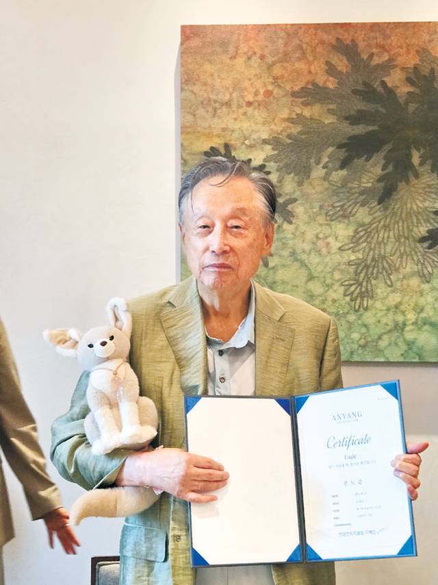 권노갑 김대중재단 이사장이 24일 경기 군포의 안양CC에서 샷 이글을 기록한 뒤 골프장에서 공식 인증서를 받고 기념사진을 찍고 있다.  본인 제공