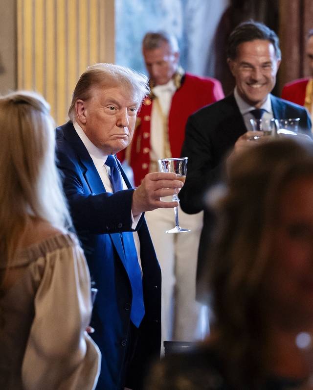 트럼프, 나토 환영만찬서 건배  : 24일 나토 정상회의에 참석한 도널드 트럼프 미국 대통령이 네덜란드 헤이그 하우스텐보스궁에서 열린 빌럼 알렉산더르 국왕 주최 환영만찬에서 건배를 위해 잔을 들고 있다.  AFP 연합뉴스