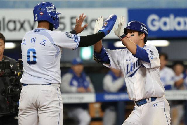홈런 세리머니를 펼치는 르윈 디아즈와 김영웅./삼성 라이온즈