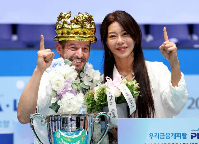 프로당구 2025-26시즌 개막전에서 우승을 차지한 하나카드 소속 무라트 나지 초클루(왼쪽)와 김가영이 함께 기념 사진을 찍고 있다./PBA