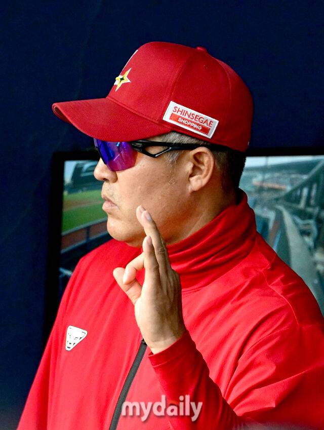 2025년 6월 12일 오후 서울 잠실구장에서 '2025 신한 SOL뱅크 KBO 리그' SSG 랜더스와 LG 트윈스의 경기가 열렸다. SSG 이숭용 감독이 작전을 지시하고 있다./마이데일리