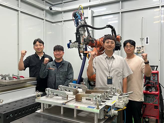 스마트 용접기술을 개발한 연구진. 김재훈(왼쪽부터) 연구원, 박정열 선임연구원, 지창욱 수석연구원, 천주용 연구원.[한국생산기술연구원 제공]