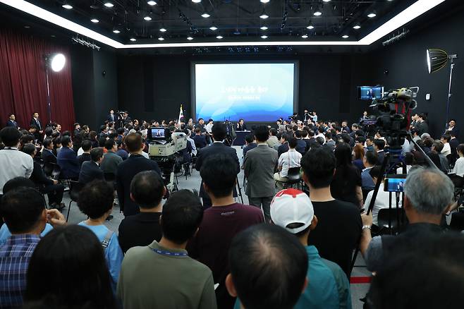 25일 광주광역시 국립아시아문화전당에서 이재명 대통령 주재로 열린 ‘광주시민·전남도민 타운홀미팅’에 참석한 주민들이 자리에 서서 대통령과 참석자들의 토론을 경청하고 있다. [연합]