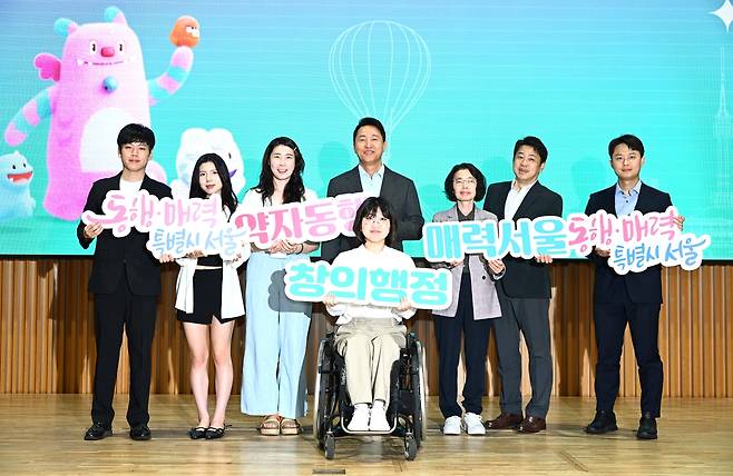 오세훈 서울시장이 25일 열린 약자동행 매력서울 창의발표회에서 전문가 평가단과 기념촬영을 하고 있다. [서울시 제공]