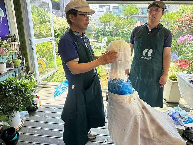 한국 분장 1세대 강대영 디자이너가 연극 ‘유령’의 데드마스크를 만드는 모습 [한국분장 제공]