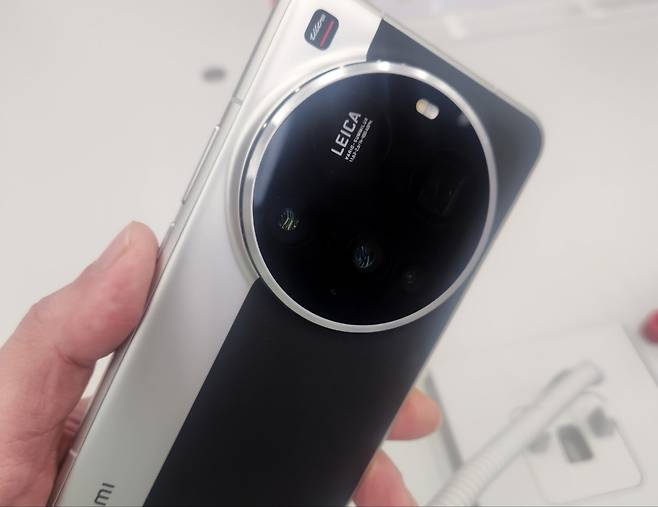 한국 첫 공식 매장 ‘샤오미 스토어’에 전시돼 있는 ‘샤오미15 울트라’  [사진, 고재우 기자]