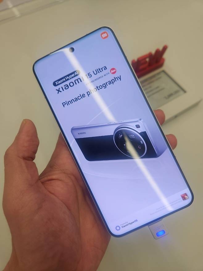 한국 첫 공식 매장 ‘샤오미 스토어’에 전시돼 있는 ‘샤오미15 울트라’  [사진, 고재우 기자]