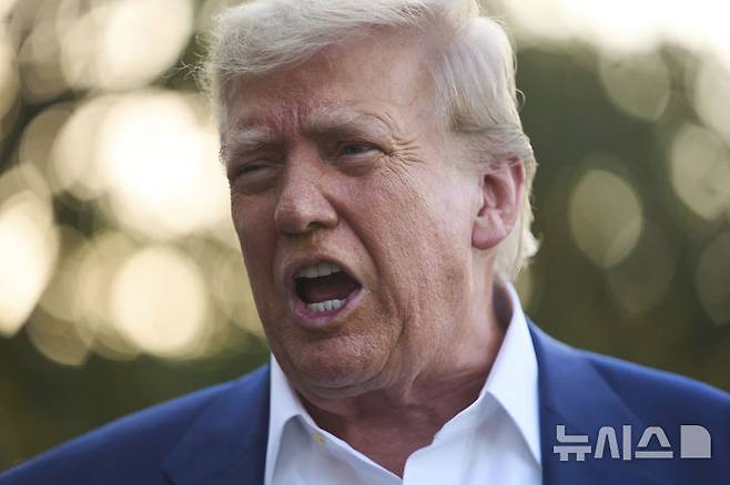 [워싱턴=AP/뉴시스]도널드 트럼프 미국 대통령이 24일(현지 시간) 백악관 남쪽에서 헬기에 탑승하기 전 기자들의 질문에 답하고 있다. 2025.06.24.