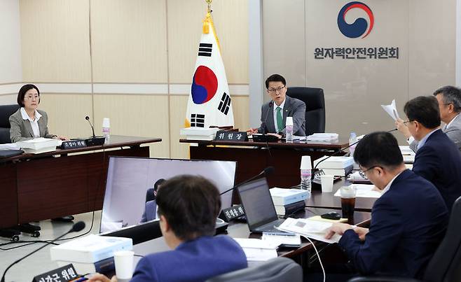 [세종=뉴시스]제214회 원자력안전위원회 회의 사진이다. (사진=원안위 제공) *재판매 및 DB 금지