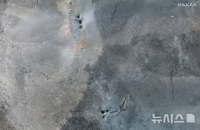 [포르도=AP/뉴시스] 24일(현지 시간) CNN 보도에 따르면 미 국방부 산하 정보기관인 국방정보국(DIA)는 미국이 이란의 핵심 핵시설 3곳을 타격한 후 실시한 피해 평가 결과, 핵심 시설을 파괴하지 못했다고 밝혔다.  사진은 막사르 테크놀로지스가 제공한 22일(현지 시간) 촬영 위성 사진에 미국의 공격으로 이란 포르도 핵 시설에 복수의 구멍이 생긴 모습. 2025.06.25.