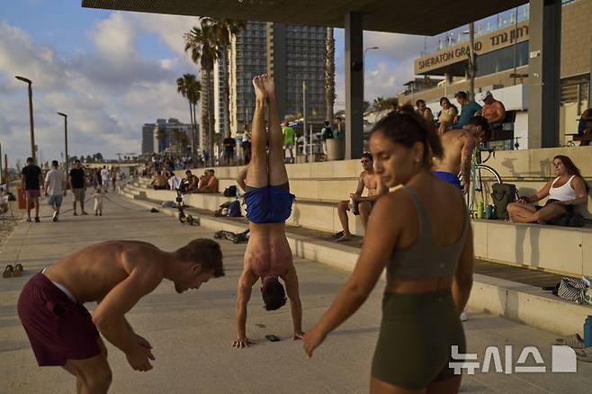 <font style="vertical-align: inherit;"><font style="vertical-align: inherit;">[텔아비브=AP/뉴시스] 24일(현지 시간) 이스라엘 텔아비브 해변에서 시민들이 운동을 하고 있다. 이스라엘과 이란은 이날 휴전하기로 발표했다. 2025.06.25.</font></font>