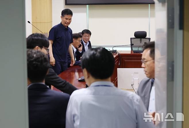 [서울=뉴시스] 고승민 기자 = 더불어민주당 국회 농해수위 의원들이 24일 서울 여의도 국회 의원회관에서 송미령 농림축산식품부 장관 유임 관련 우상호 정무수석과 면담 전 모여 대화하고 있다. 2025.06.24. kkssmm99@newsis.com