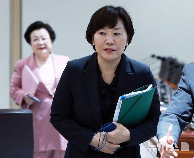 [서울=뉴시스] 고범준 기자 = 송미령 농림축산식품부 장관이 24일 서울 용산 대통령실 청사에서 열린 국무회의에 참석하고 있다. (대통령실통신사진기자단) 2025.06.24. bjko@newsis.com