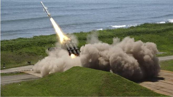 [AP/뉴시스] 일본 육상자위대가 24일 본토 첫 미사일 시험으로 홋카이도 시즈나이 대공 사격장에서 88식 지대함 단거리 미사일을 시험 발사하고 있다. 2025.06.25. *재판매 및 DB 금지