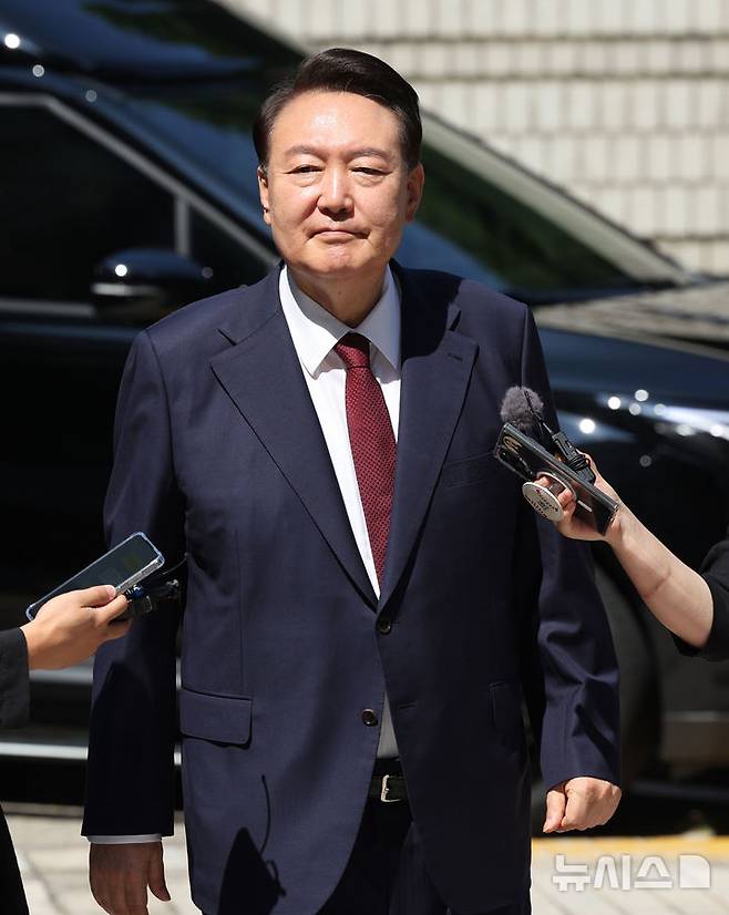 [서울=뉴시스] 사진공동취재단 =12·3 비상계엄 사태를 수사하는 내란 특검팀(특별검사 조은석)이 윤석열 전 대통령의 출국을 금지한 것으로 파악됐다. 윤석열 전 대통령이 23일 서울 서초구 서울중앙지방법원에서 열린 내란 우두머리 혐의·직권남용 권리행사 방해 혐의 사건 8차 공판에 출석하고 있다. 2025.06.23. photo@newsis.com
