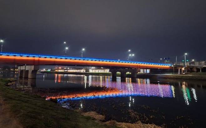 [순천=뉴시스] 순천시 동천 '팔마대교' 경관 조명. (사진=순천시 제공) 2025.06.25. photo@newsis.com *재판매 및 DB 금지