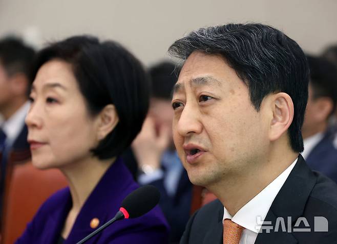 [서울=뉴시스] 고승민 기자 = 29일 서울 여의도 국회에서 열린 제424회 국회(임시회) 산업통상자원중소벤처기업위원회 제3차 전체회의에서 안덕근 산업통상자원부 장관이 의원 질의에 답하고 있다. 2025.04.29. kkssmm99@newsis.com