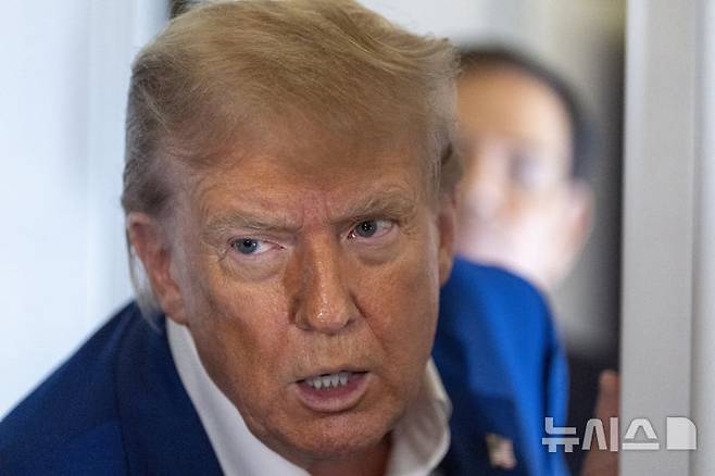 [프린스 조지 카운티=AP/뉴시스] 도널드 트럼프 미국 대통령이 24일(현지 시간) 메릴랜드주 프린스 조지 카운티에 있는 조인트 베이스 앤드루스에서 북대서양조약기구(나토) 정상회의 참석 차 네덜란드로 향하는 전용기에 탑승해 취재진 질문을 듣고 있다. 2025.06.25.