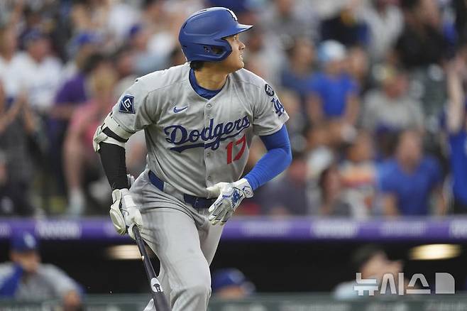 [덴버=AP/뉴시스] LA 다저스의 오타니 쇼헤이가 24일(현지 시간) 미 콜로라도주 덴버 쿠어스필드에서 열린 2025 메이저리그 콜로라도 로키스와의 경기 6회 초 2점 홈런을 친 후 타구를 바라보고 있다. 2025.06.25.