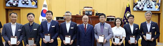 [서산=뉴시스] 조동식(가운데) 서산시의회 의장이 25일 올해 행감 우수부서로 선정된 8개 부서장에게 표창장을 건넨 후 기념 사진을 찍고 있다. (사진=서산시의회 제공) 2025.06.25. photo@newsis.com *재판매 및 DB 금지