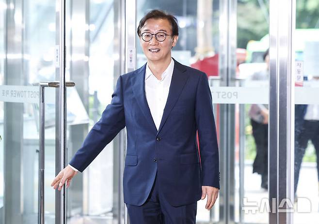 [서울=뉴시스] 김선웅 기자 = 전재수 해양수산부 장관 후보자가 25일 서울 마포구 포스트타워 마포에 마련된 인사청문회 준비 사무실로 출근하고 있다. 2025.06.25. mangusta@newsis.com